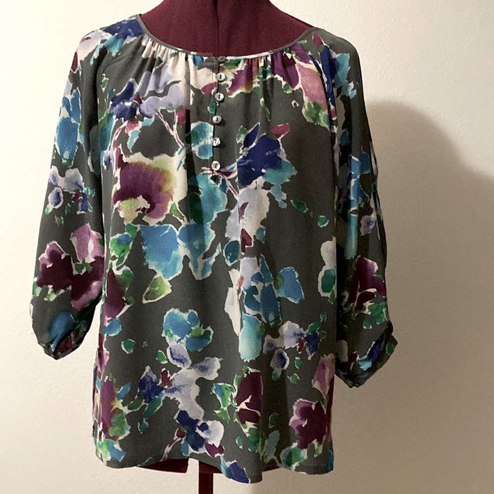 Tommy Bahama size M floral blouse 100% silk Gray blue cream & purple colors